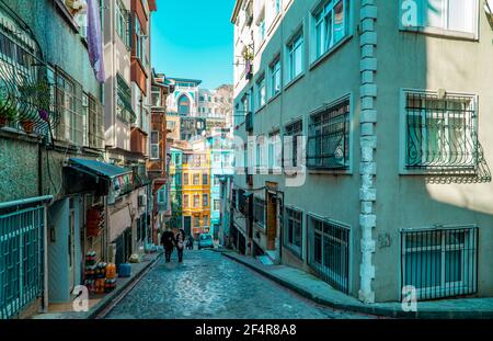 Balat, Istanbul, Turquie - 23 février 2021 - Photographie de rue d'une rue dans le quartier historique de Balat avec des maisons colorées traditionnelles Banque D'Images