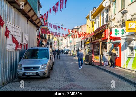 Balat, Istanbul, Turquie - 23 février 2021 - Photographie de rue d'une rue dans le quartier historique de Balat avec des maisons colorées traditionnelles Banque D'Images