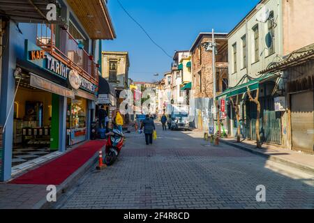 Balat, Istanbul, Turquie - 23 février 2021 - Photographie de rue d'une rue dans le quartier historique de Balat avec des maisons colorées traditionnelles Banque D'Images