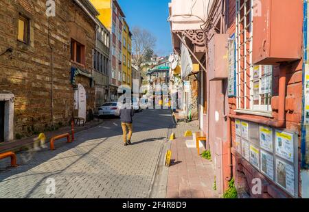 Balat, Istanbul, Turquie - 23 février 2021 - Photographie de rue d'une rue dans le quartier historique de Balat avec des maisons colorées traditionnelles Banque D'Images