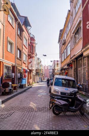 Balat, Istanbul, Turquie - 23 février 2021 - Photographie de rue d'une rue dans le quartier historique de Balat avec des maisons colorées traditionnelles Banque D'Images
