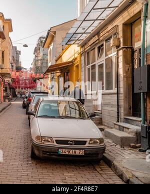 Balat, Istanbul, Turquie - 23 février 2021 - Photographie de rue d'une rue dans le quartier historique de Balat avec des maisons colorées traditionnelles Banque D'Images