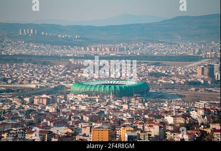 Bursa, Turquie - 6 mars 2021 - vue panoramique aérienne de la ville de Bursa avec le stade et les montagnes de Burssaspo en arrière-plan Banque D'Images