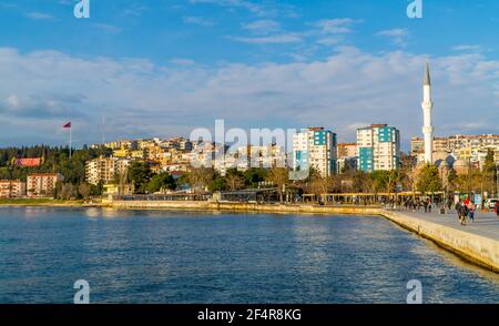 Canakkale, Turquie - 1er mars 2021 - vue sur la rue de la ville de Canakkale sur les Dardanelles dans l'ouest de la Turquie Banque D'Images