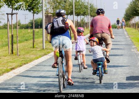 Famille sur vélo vue arrière vélo, famille dehors vélo enfants en vélo enfants en vélo enfants en vélo Banque D'Images