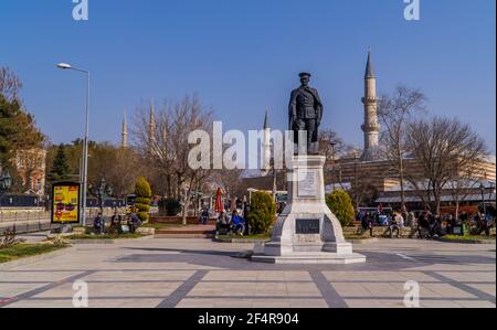 Edirne, Turquie - 26 février 2021 - Photographie de rue d'une place avec la statue d'Atatürk et les mosquées (Eski Camii) à Edirne, Turquie Banque D'Images