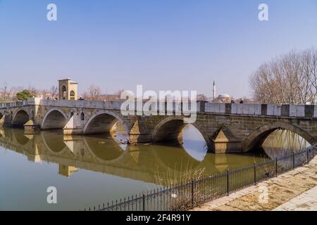 Edirne, Turquie - 26 février 2021 - vue panoramique sur le pont Meric et la ville d'Edirne avec la mosquée ottomane Selimiye en arrière-plan Banque D'Images