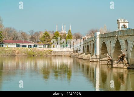 Edirne, Turquie - 26 février 2021 - vue panoramique sur le pont Meric et la ville d'Edirne avec la mosquée ottomane Selimiye en arrière-plan Banque D'Images