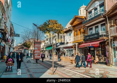 Edirne, Turquie - 26 février 2021 - Photographie de rue de personnes marchant et maisons traditionnelles en bois avec des boutiques dans le centre-ville d'Edirne, Turquie occidentale. Banque D'Images