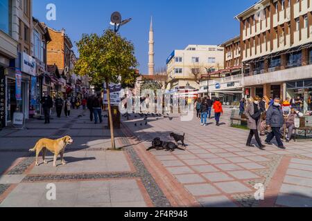 Edirne, Turquie - 26 février 2021 - Photographie de rue de personnes marchant et maisons traditionnelles en bois avec des boutiques dans le centre-ville d'Edirne, Turquie occidentale. Banque D'Images