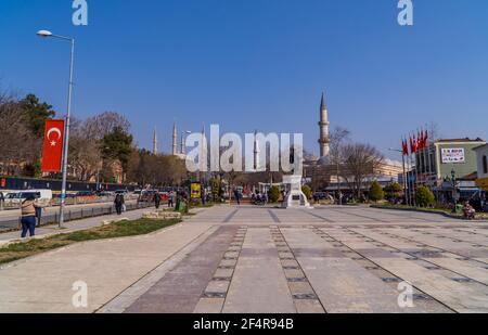 Edirne, Turquie - 26 février 2021 - Photographie de rue d'une place avec la statue d'Atatürk et les mosquées (Eski Camii) à Edirne, Turquie Banque D'Images