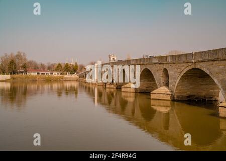 Edirne, Turquie - 26 février 2021 - vue panoramique sur le pont Meric et la ville d'Edirne avec la mosquée ottomane Selimiye en arrière-plan Banque D'Images