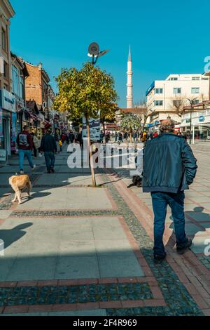 Edirne, Turquie - 26 février 2021 - Photographie de rue de personnes marchant et maisons traditionnelles en bois avec des boutiques dans le centre-ville d'Edirne, Turquie occidentale. Banque D'Images