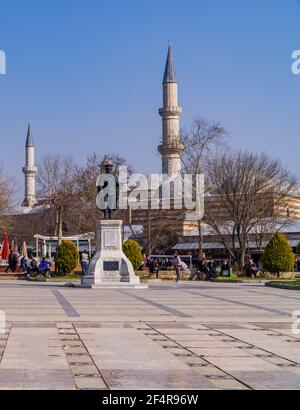 Edirne, Turquie - 26 février 2021 - Photographie de rue d'une place avec la statue d'Atatürk et les mosquées (Eski Camii) à Edirne, Turquie Banque D'Images