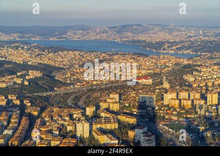 Istanbul, Turquie - 22 février 2021 - vue panoramique au coucher du soleil aérienne sur l'horizon du côté européen d'Istanbul Sapphire à Levent Banque D'Images