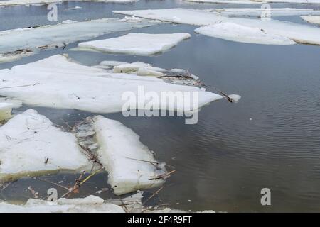 Dérive de glace fondue au printemps sur la rivière Banque D'Images