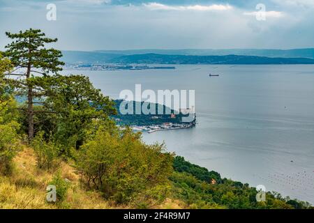 Célèbre château de Miramare près de Trieste, en Italie, sur la côte de la mer Adriatique Banque D'Images