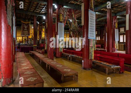 Baruunburen Sum, Mongolie - 19 août 2019 : intérieur du temple du monastère bouddhiste Amarbayasgalant en Mongolie. Banque D'Images