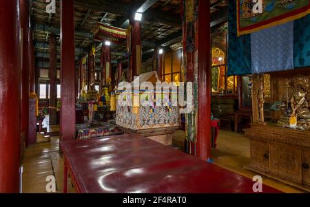 Baruunburen Sum, Mongolie - 19 août 2019 : intérieur du temple du monastère bouddhiste Amarbayasgalant en Mongolie. Banque D'Images