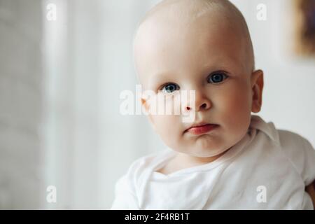 Adorable bébé garçon en gros plan. Banque D'Images