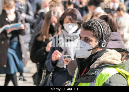 Berlin, Allemagne. 22 mars 2021. Un membre du personnel maintient l'ordre de faire la file d'attente des clients à l'extérieur d'un magasin à Berlin, capitale de l'Allemagne, le 22 mars 2021. La chancelière allemande Angela Merkel et les gouvernements des États ont convenu qu'un « frein d'urgence », ou le renversement des relaxations, serait déclenché si le taux d'incidence des cas déclarés de COVID-19 pour 100,000 citoyens était supérieur à 100 dans un État ou une région pendant trois jours consécutifs. Credit: Stefan Zeitz/Xinhua/Alay Live News Banque D'Images