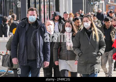 Berlin, Allemagne. 22 mars 2021. Des piétons portant des masques de visage marchent dans une rue à Berlin, capitale de l'Allemagne, le 22 mars 2021. La chancelière allemande Angela Merkel et les gouvernements des États ont convenu qu'un « frein d'urgence », ou le renversement des relaxations, serait déclenché si le taux d'incidence des cas déclarés de COVID-19 pour 100,000 citoyens était supérieur à 100 dans un État ou une région pendant trois jours consécutifs. Credit: Stefan Zeitz/Xinhua/Alay Live News Banque D'Images