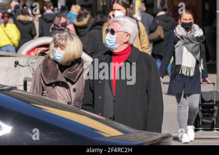 Berlin, Allemagne. 22 mars 2021. Des piétons portant un masque facial sont vus à Berlin, capitale de l'Allemagne, le 22 mars 2021. La chancelière allemande Angela Merkel et les gouvernements des États ont convenu qu'un « frein d'urgence », ou le renversement des relaxations, serait déclenché si le taux d'incidence des cas déclarés de COVID-19 pour 100,000 citoyens était supérieur à 100 dans un État ou une région pendant trois jours consécutifs. Credit: Stefan Zeitz/Xinhua/Alay Live News Banque D'Images