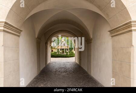 Brixen, Italie - 9 octobre 2020 : porte avec jardin et arbre dans le monastère de l'Abbazia di Novacella, Kloster Neustift en automne dans les Dolomites, ITA Banque D'Images