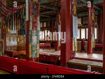 Baruunburen Sum, Mongolie - 19 août 2019 : intérieur du temple du monastère bouddhiste Amarbayasgalant avec moine en Mongolie. Banque D'Images