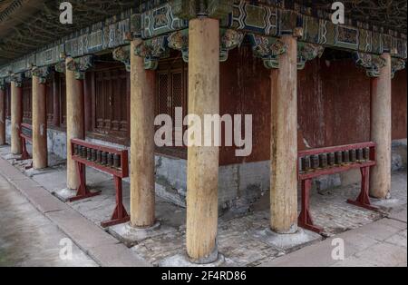 Baruunburen Sum, Mongolie - 19 août 2019 : rouleaux de prière du temple du monastère bouddhiste Amarbayasgalant en Mongolie. Banque D'Images