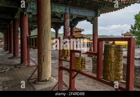 Baruunburen Sum, Mongolie - 19 août 2019 : temples avec rouleaux de prière du monastère bouddhiste Amarbayasgalant en Mongolie. Banque D'Images