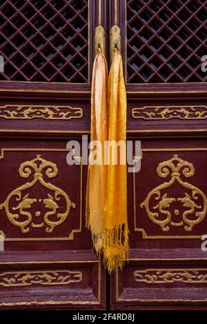 Baruunburen Sum, Mongolie - 19 août 2019 : porte avec Khadag du temple du monastère bouddhiste Amarbayasgalant en Mongolie. Banque D'Images