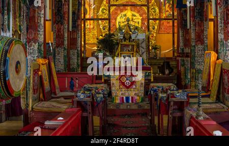 Baruunburen Sum, Mongolie - 19 août 2019 : intérieur du temple du monastère bouddhiste Amarbayasgalant avec moine en Mongolie. Banque D'Images