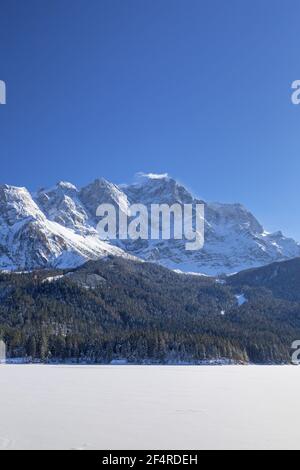 Géographie / Voyage, Allemagne, Bavière, Grainau, geler Eibsee (lac) en hiver en face de Zugsp, Additional-Rights-Clearance-Info-not-available Banque D'Images