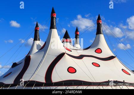 Une tente de cirque blanche, avec un motif de points et de tourbillons Banque D'Images