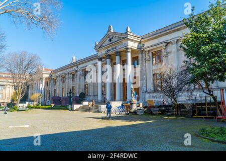 Istanbul, Turquie - 23 février 2021 - vue sur la rue du célèbre Musée archéologique d'Istanbul à Sultanahmet Banque D'Images