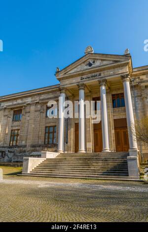 Istanbul, Turquie - 23 février 2021 - vue sur la rue du célèbre Musée archéologique d'Istanbul à Sultanahmet Banque D'Images