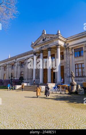 Istanbul, Turquie - 23 février 2021 - vue sur la rue du célèbre Musée archéologique d'Istanbul à Sultanahmet Banque D'Images