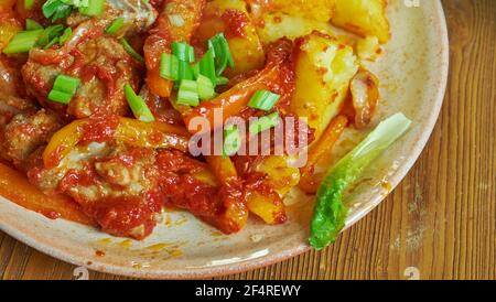 Katuv sleh - plat tchèque, la viande est frite dans une poêle et plus tard est cuit à la vapeur avec des ingrédients. Banque D'Images