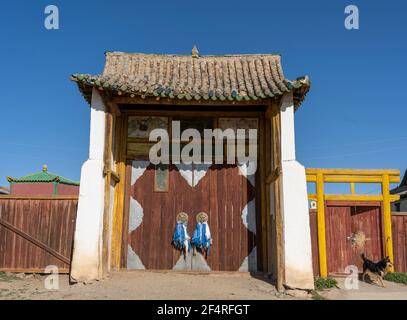 Shankh, Mongolie - 29 août 2019 : porte du monastère de Shankh avec des khadags bleus et blancs à la porte. Banque D'Images