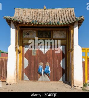 Shankh, Mongolie - 29 août 2019 : porte du monastère de Shankh avec des khadags bleus et blancs à la porte. Banque D'Images