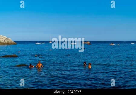 Taormina, Italie - 25 juillet 2020 - les nageurs et les gens se baignent sur la plage Isola Bella en Sicile Banque D'Images