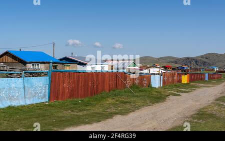 Tsagaanhairhan, Mongolie - 9 août 2019 : la petite ville de Tsagaanhairhan sur la steppe de Mongolie avec temple bouddhiste. Banque D'Images