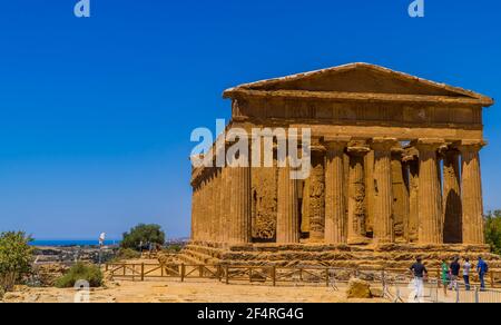 Vue sur le temple grec de Concordia dans la vallée des temples près d'Agrigento, Sicile, Italie Banque D'Images