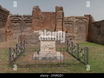 NAPLES, ITALIE - 13 JUIN 2019 : gros plan d'un autel en marbre dans le temple de vespasien, sur les ruines de pompéi Banque D'Images