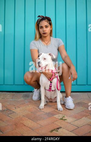 Une femme avec un chien en laisse a tiré de près Banque D'Images