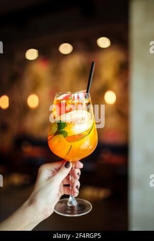 Cocktail alcoolisé d'été aux agrumes frais dans un verre Banque D'Images