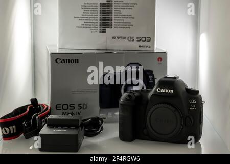 Francfort, Allemagne - 21 mars 2021 : un photographe allemand prenant des photos du boîtier de l'appareil photo Canon EOS 5D Mark IV de tous les côtés, y compris les boutons. Banque D'Images