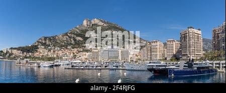 Monaco, Monaco - 17 mars 2021 : vue panoramique sur le port du Cap d'ail et les hôtels du quartier Fontvielle de Monaco Banque D'Images