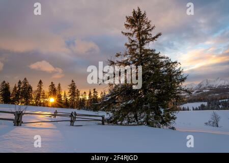 Beau lever de soleil dans les montagnes d'hiver Banque D'Images